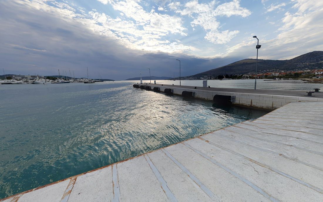 BMW-om sletjela u more kod trajektnog pristaništa u Trogiru, pa gurnula i teretno vozilo