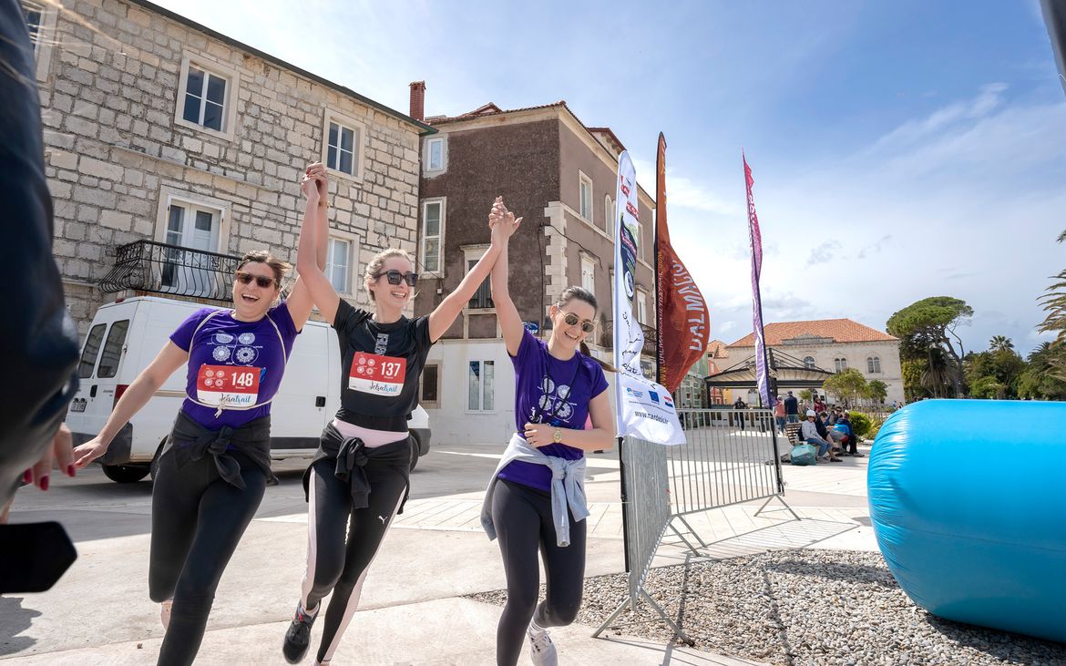 FOTO: UTRKA STAZOM PROCESIJE "ZA KRIŽEN" Održana 2. utrka "Jelsa trail"