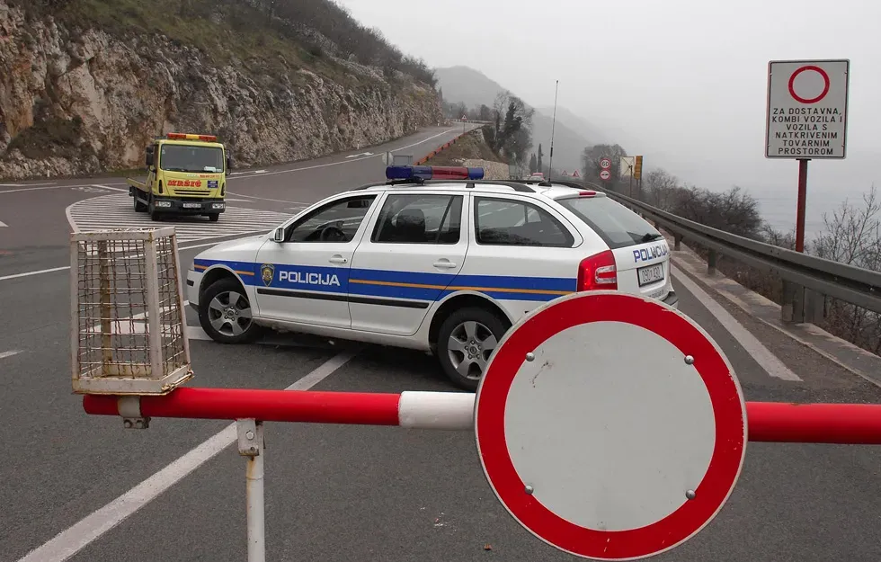 Njemica zaustavljena zbog bure, ali izvrijeđala policajce i nastavila vožnju