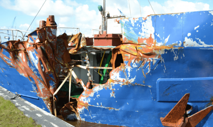 Teretni brod uplovio u luku s golemom rupom na trupu - Kapetan nije prijavio nesreću