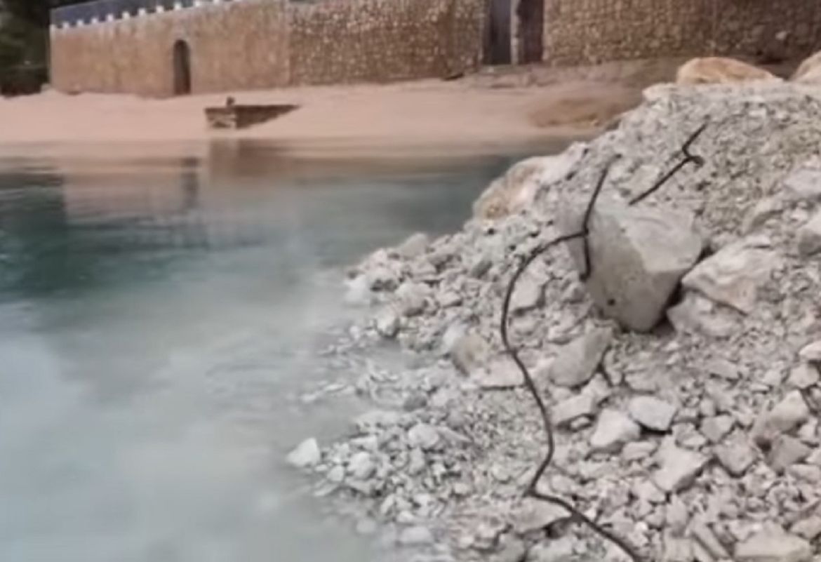 Šuta s komadima željeza nasipa se u more - Grad Omiš: "Sve je legalno i nije građevinski otpad"