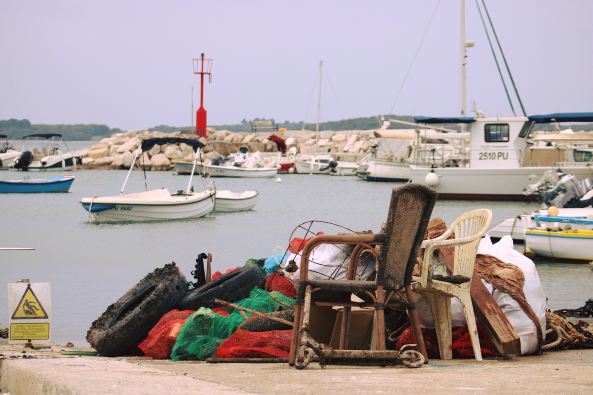 Oko dva kubika smeća izvađeno je iz akvatorija fažanske luke