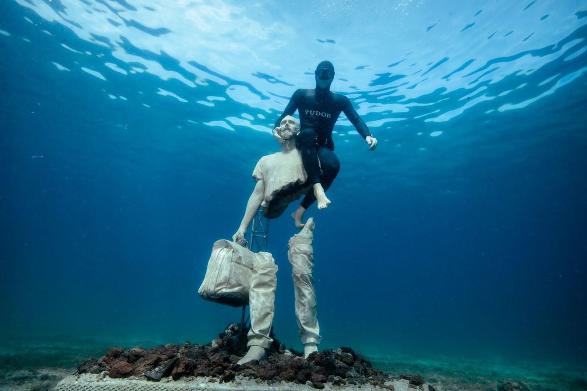 Podvodna izložba umjetnika-pomorca kojom pokazuje prazninu koja nastaje odlaskom iz domovine