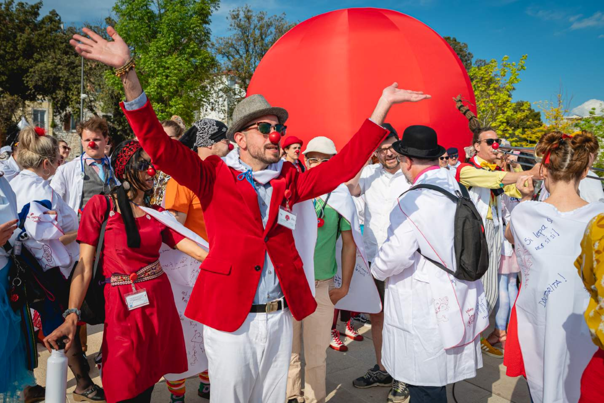 CRVENI NOSOVI Donijeli veselje i smijeh od doma za starije do rive