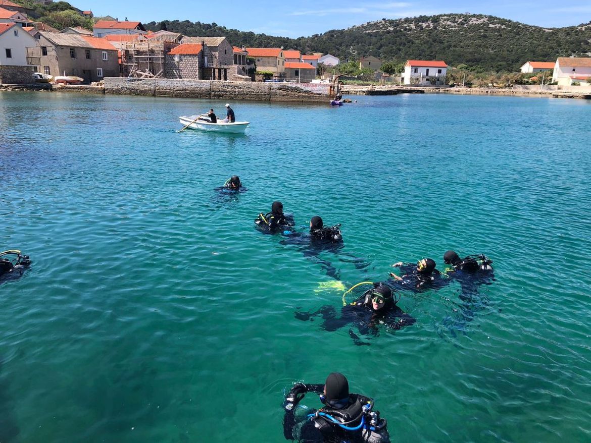 Iz podmorja otoka Vrgade i Prvića izvađeno 8 kubika otpada!