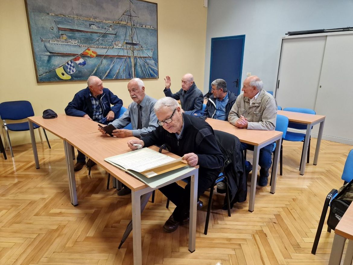 NAKON 60 GODINA PONOVNO SJELI U KLUPE Pomorci stasali u zadarskoj pomorskoj školi proslavili obljetnicu mature