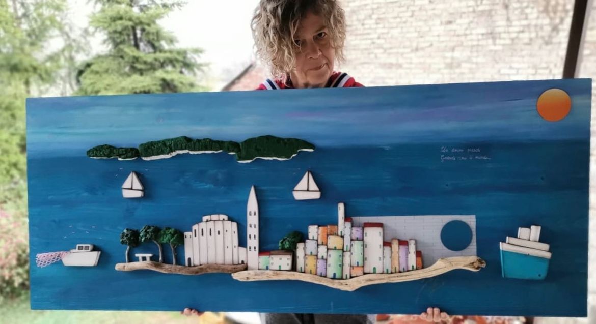 Zaljubljenica u more od naplavina radi umjetnička djela