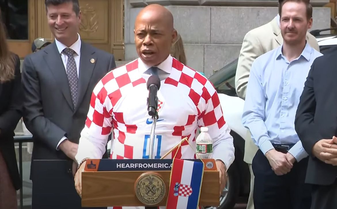 Gradonačelnik New Yorka u kockastom dresu podigao hrvatsku zastavu: "Znamo da je New York City Zagreb Amerike"