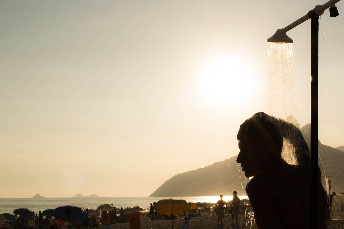 Zbog velike potrošnje vode, Krk uvodi naplatu tuširanja na plaži, poznata je i cijena