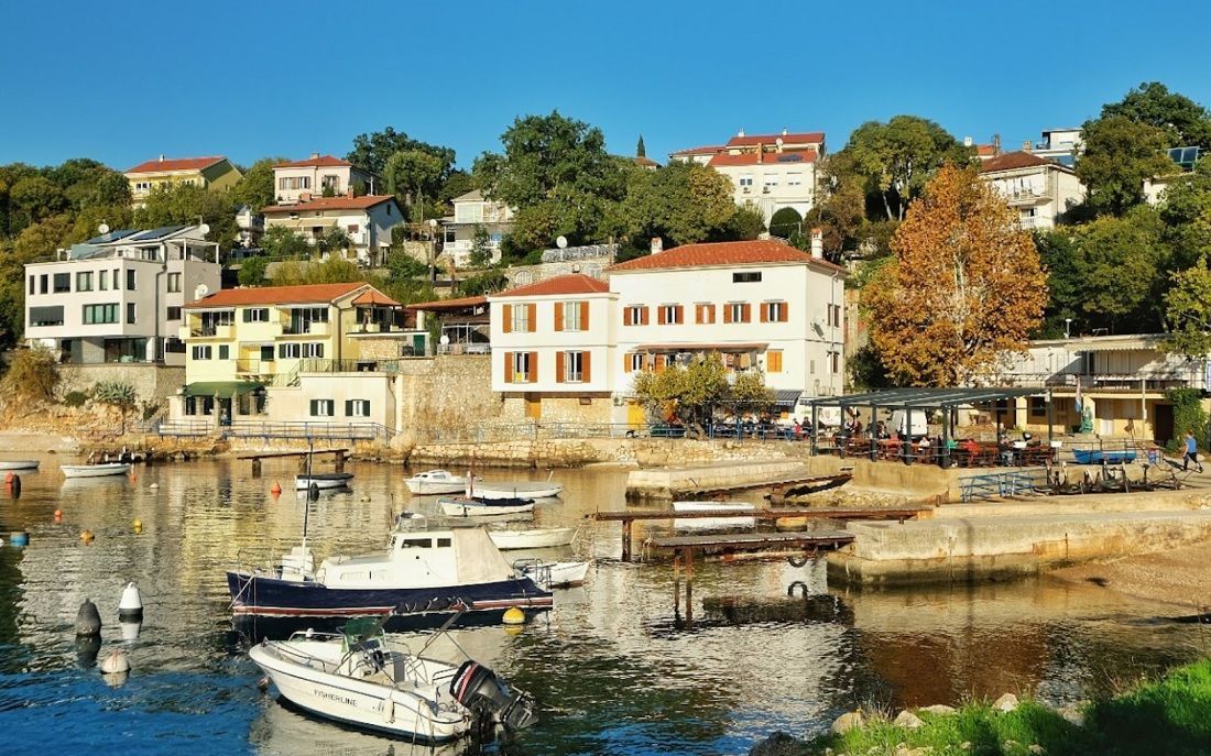 Ispred trgovine u Kostreni policija pronašla sumnjivi predmet