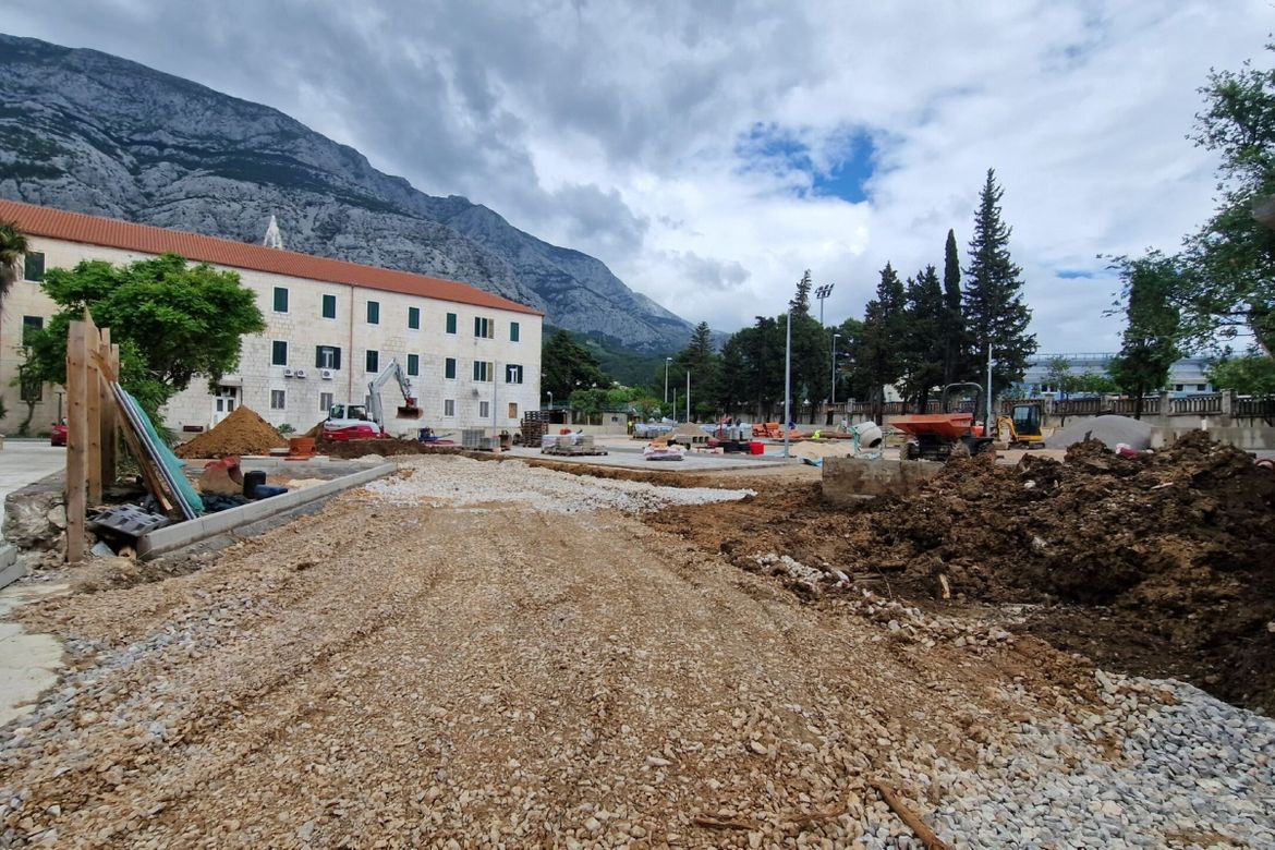 Fratri u Makarskoj popilali stabla u parku da bi izgradili parkiralište s naplatom