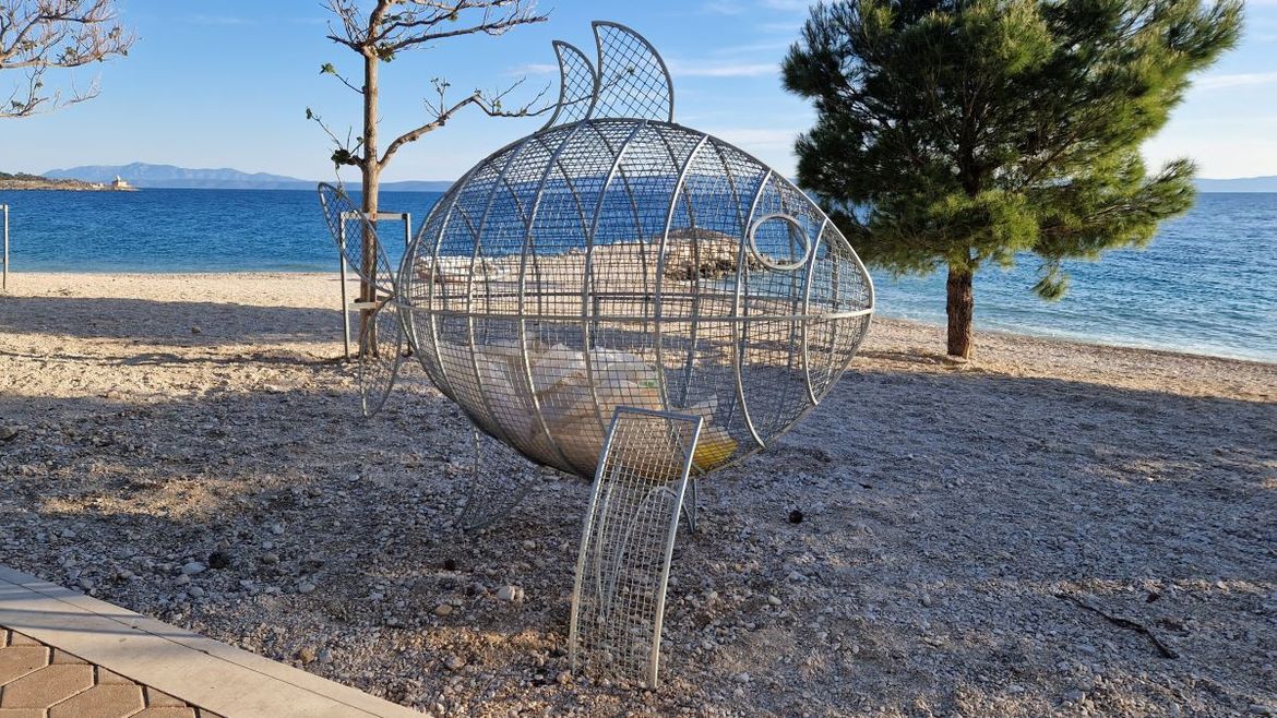 U Makarskoj osvanule ribe koje jedu plastiku