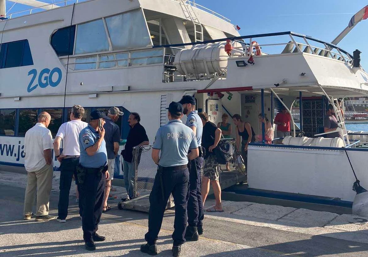 Opet se pokvario brod Dora, putnici vraćeni u Dubrovnik, intervenirala i policija!
