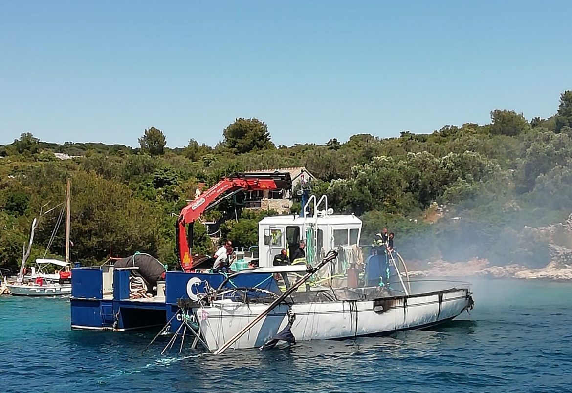 Ugašen požar na jedrilici u pašmanskom arhipelagu, brodolomci su Talijani