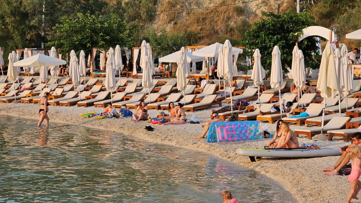 FOTO: PRAZNE LEŽALJKE NA SPLITSKOJ PLAŽI "Ima gostiju, ali cijena iznosi cijelu jednu dnevnicu!"