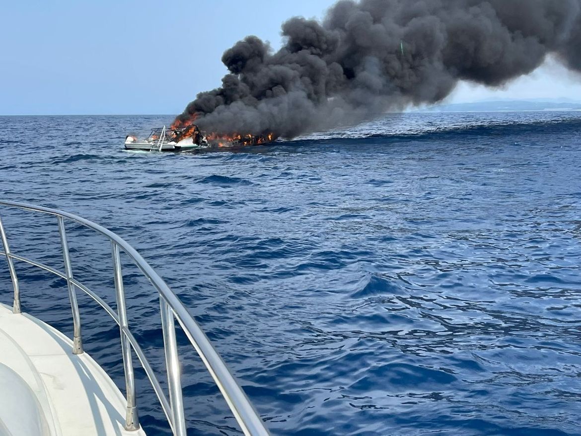 FOTO: DRAMA NA PUČINI Kod otočića Proizd potpuno izgorjela i potonula jahta