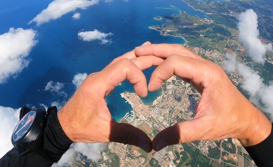 Zrakoplovni as u mirovini skočio iznad Poreča: "Evo fotki iz "najpadobranskijeg" grada Hrvatske"