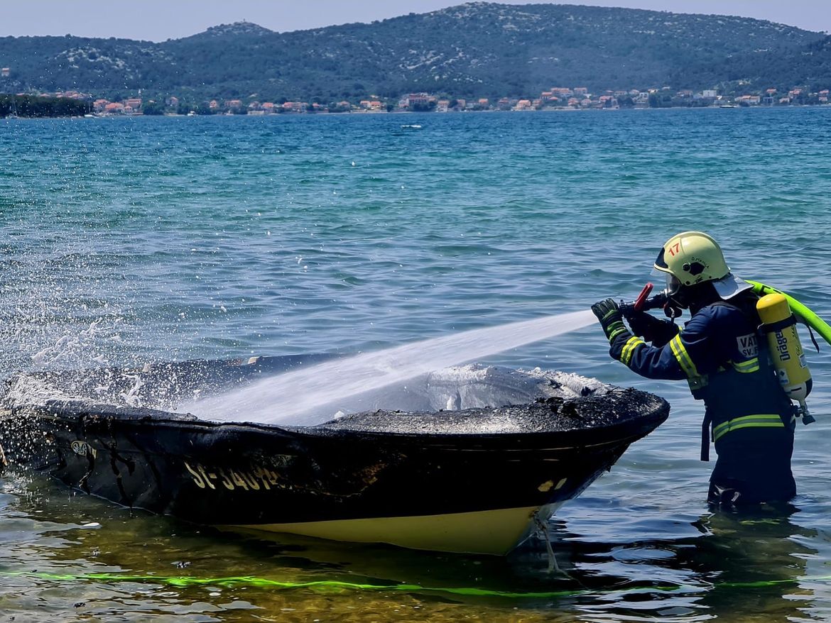 FOTO Izgorjela brodica u Svetom Filipu i Jakovu