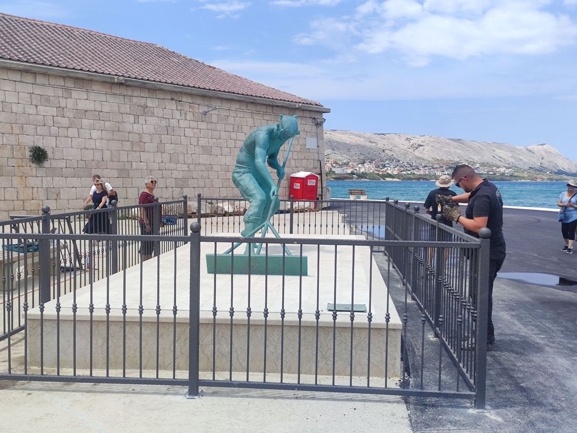 Pažanima zasmetali asfalt i ograda oko skulpture Solar: "Što je ovo, kokošinjac?"