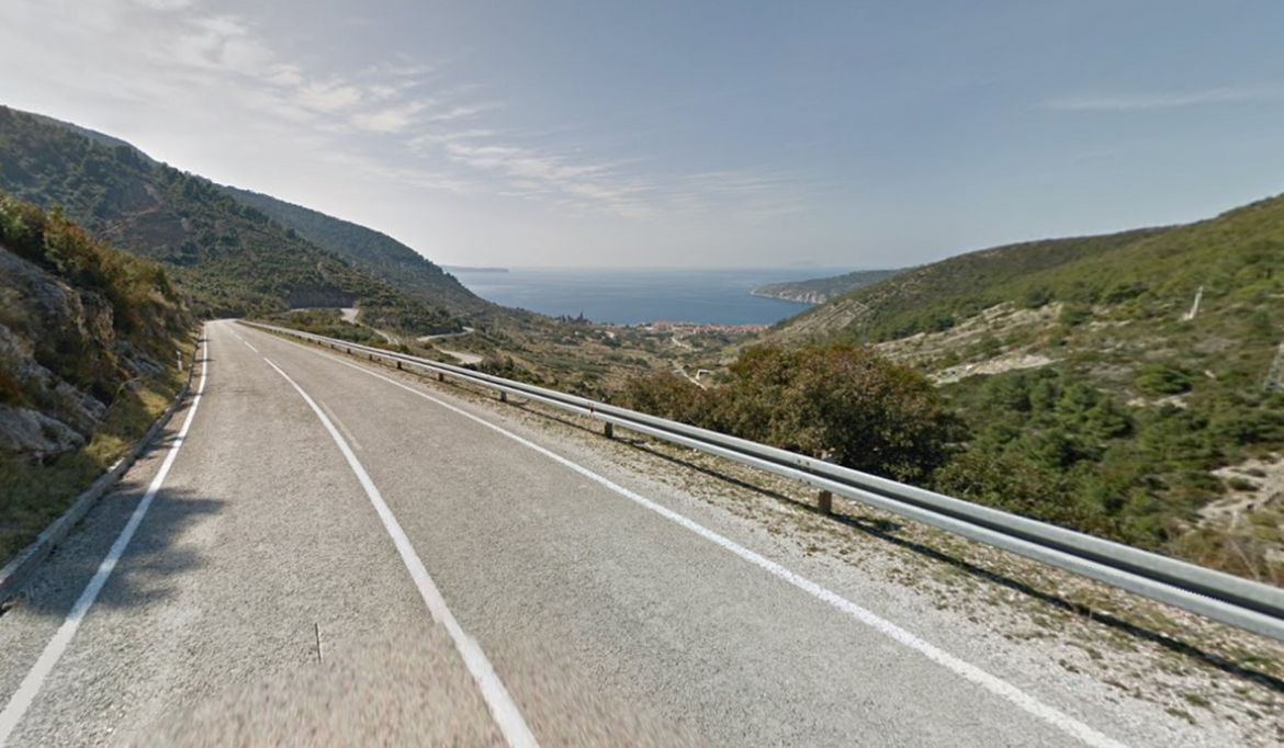 Automobil sletio u provaliju na Visu, poginula putnica