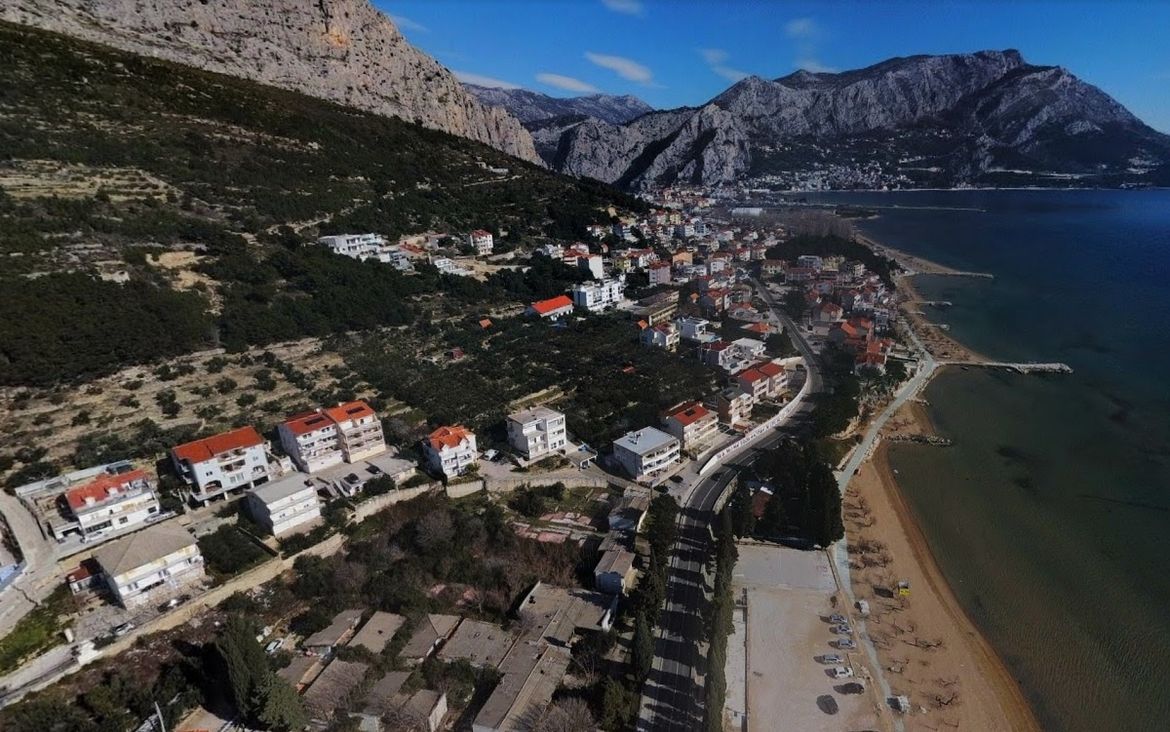 PROMETNA KOD OMIŠA Kombi naletio na motocikl, četvero u bolnici!