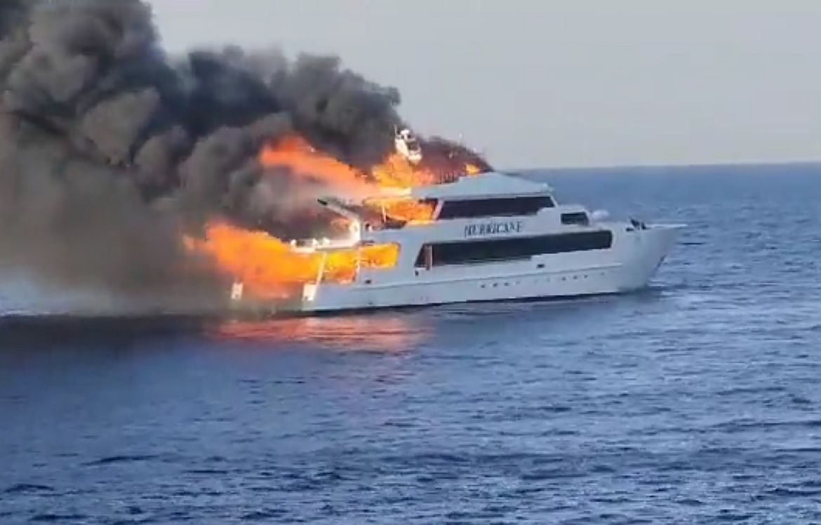 TROJE BRITANACA NESTALO Zapalio se brod pun turista, usred krstarenja!