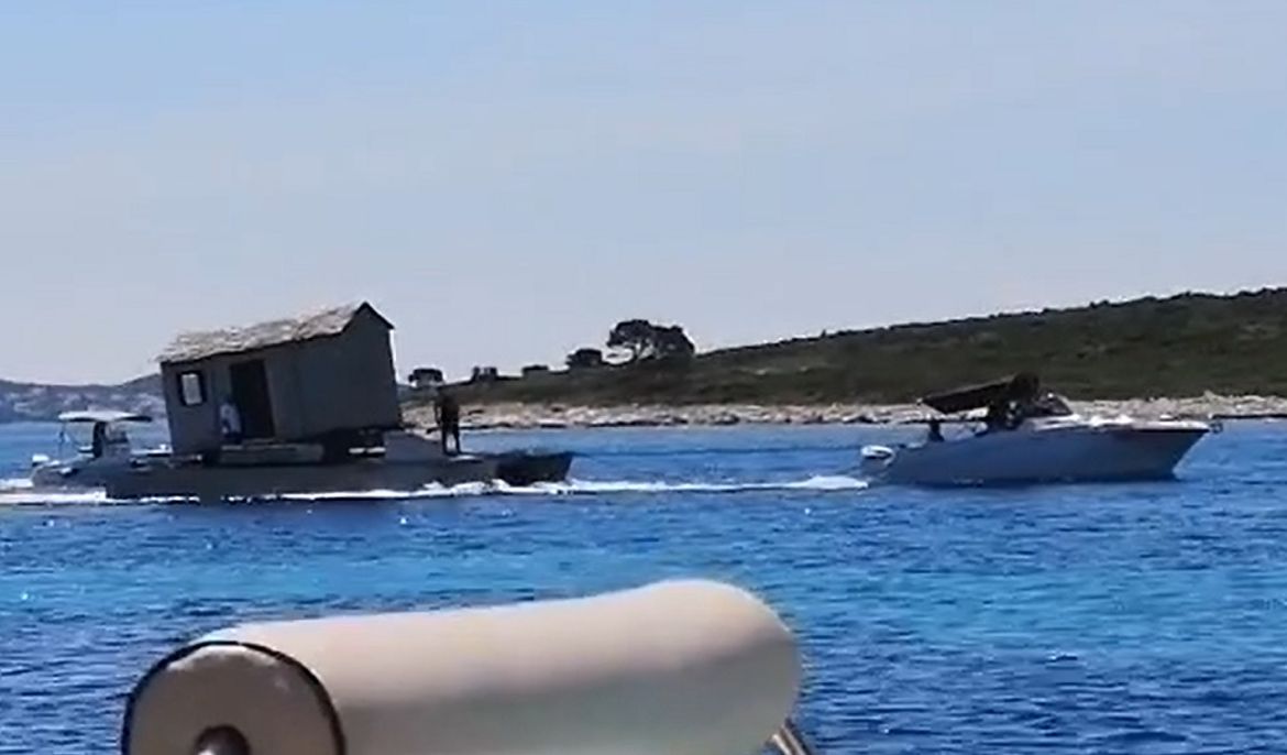 MORSKA KAMP KUĆICA - Što to pluta u teglju?