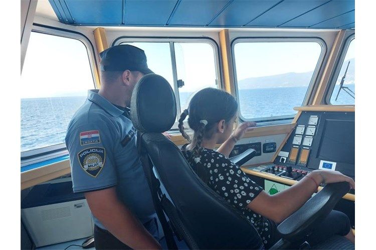 Riječki učenici nagrađeni posjetom policijskom brodu
