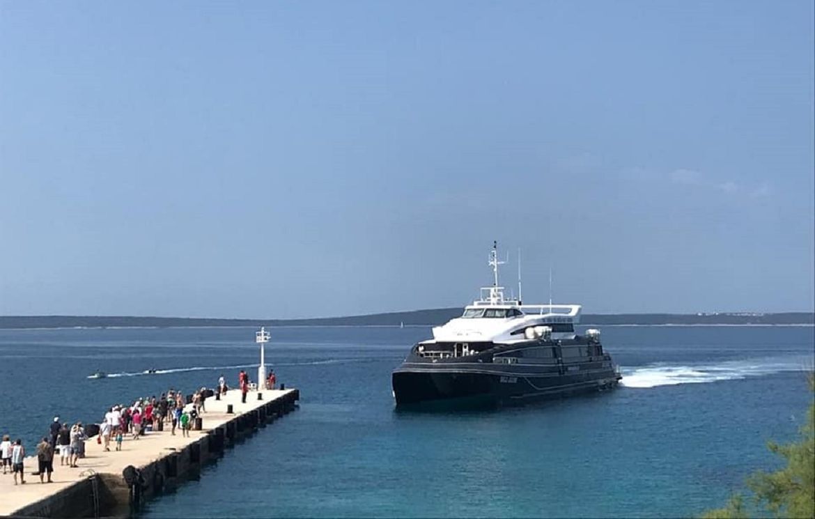 ČEKAT ĆE SUTRA Brod otplovio sa Silbe, mjesta za preostale putnike nije bilo!