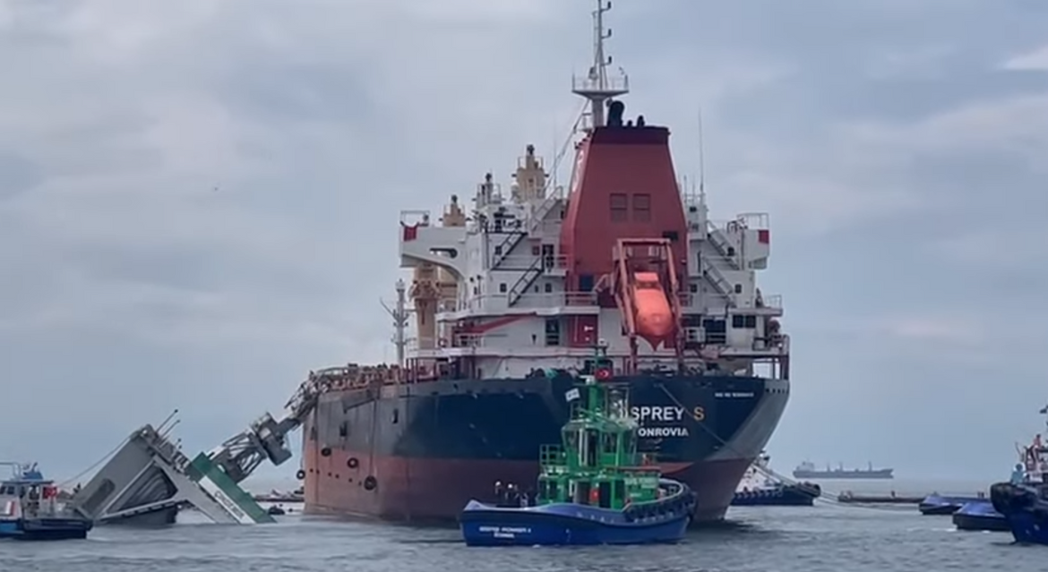 VIDEO Nesreća u brodogradilištu - Dizalica se urušila na bulk carrier