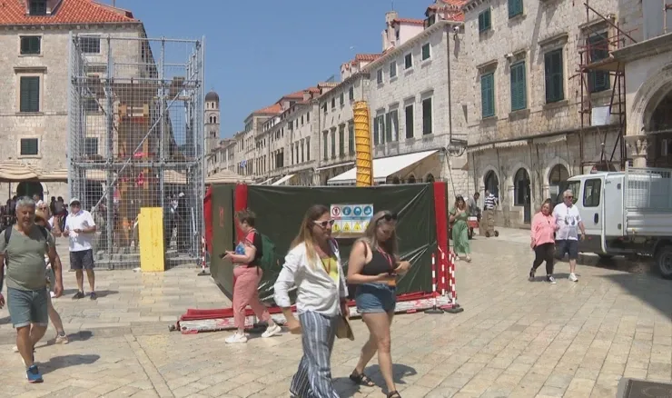 Dubrovnik vrvi turistima ali i građevinskim skelama