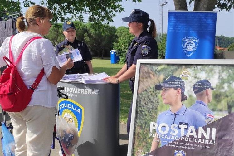 Policija u Labinu savjetovale građane i turiste o sigurnosti
