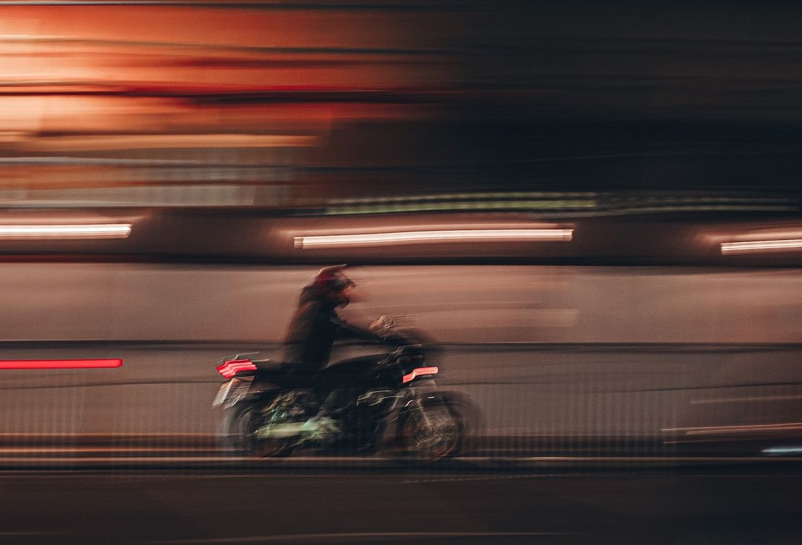 Uhićen motociklist za kojim je u potjeri bio policijski službenik koji je tada teško nastradao