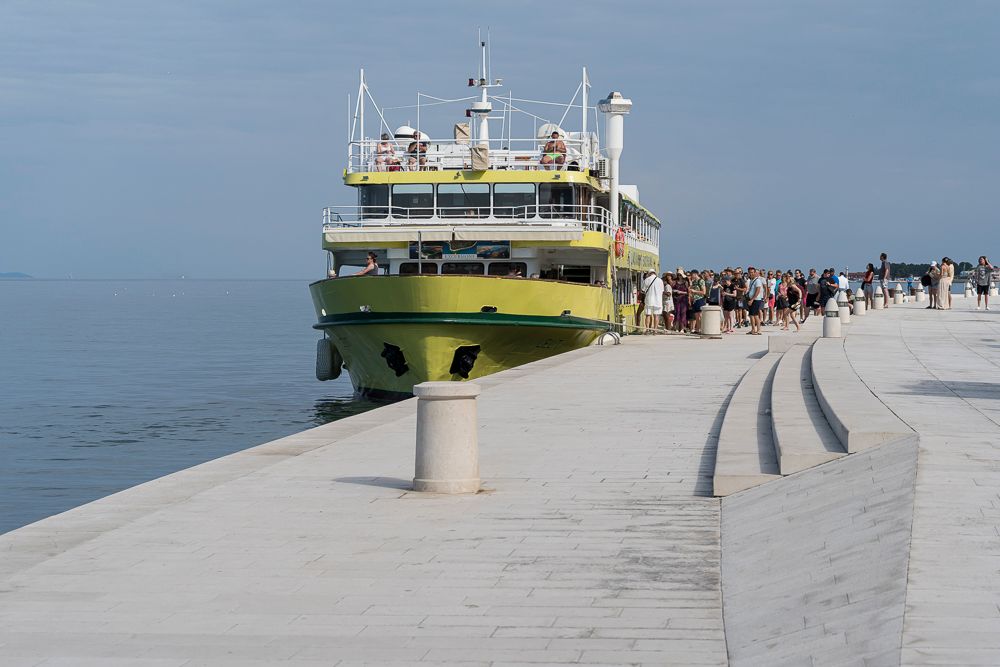 Na Morskim orguljama, gdje to ne smiju raditi, brod među kupačima ukrcava putnike!