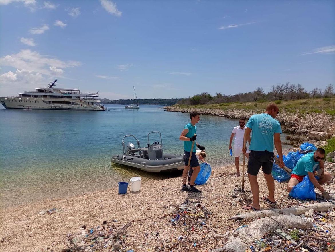 Dok su se gosti kupali, posada mini-kruzera dva sata čistila otočić Lavdaru