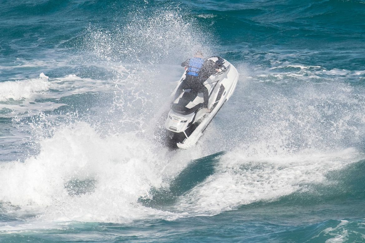 PRONAĐENA DVOJICA VOZAČA JET-SKIJA Nestali po nevremenu u Zadarskom kanalu