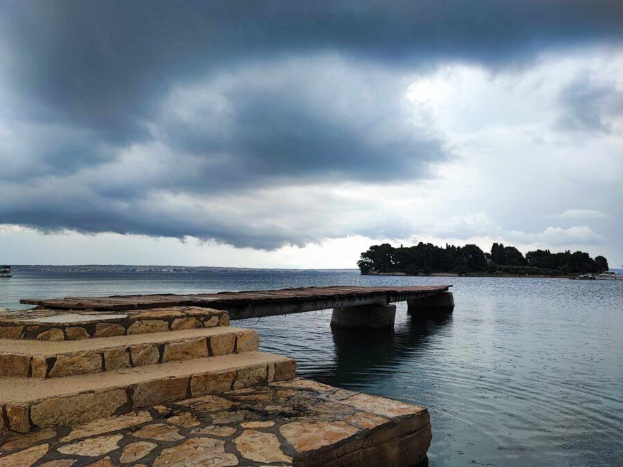 Nevrijeme s jakim pljuskovima zahvatilo dio zemlje - Kod Pule snimljena pijavica