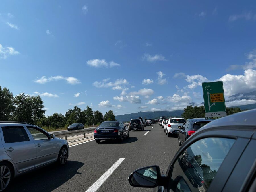 Kolone prema moru kilometarske - Policija kažnjava vožnju po zaustavnoj traci