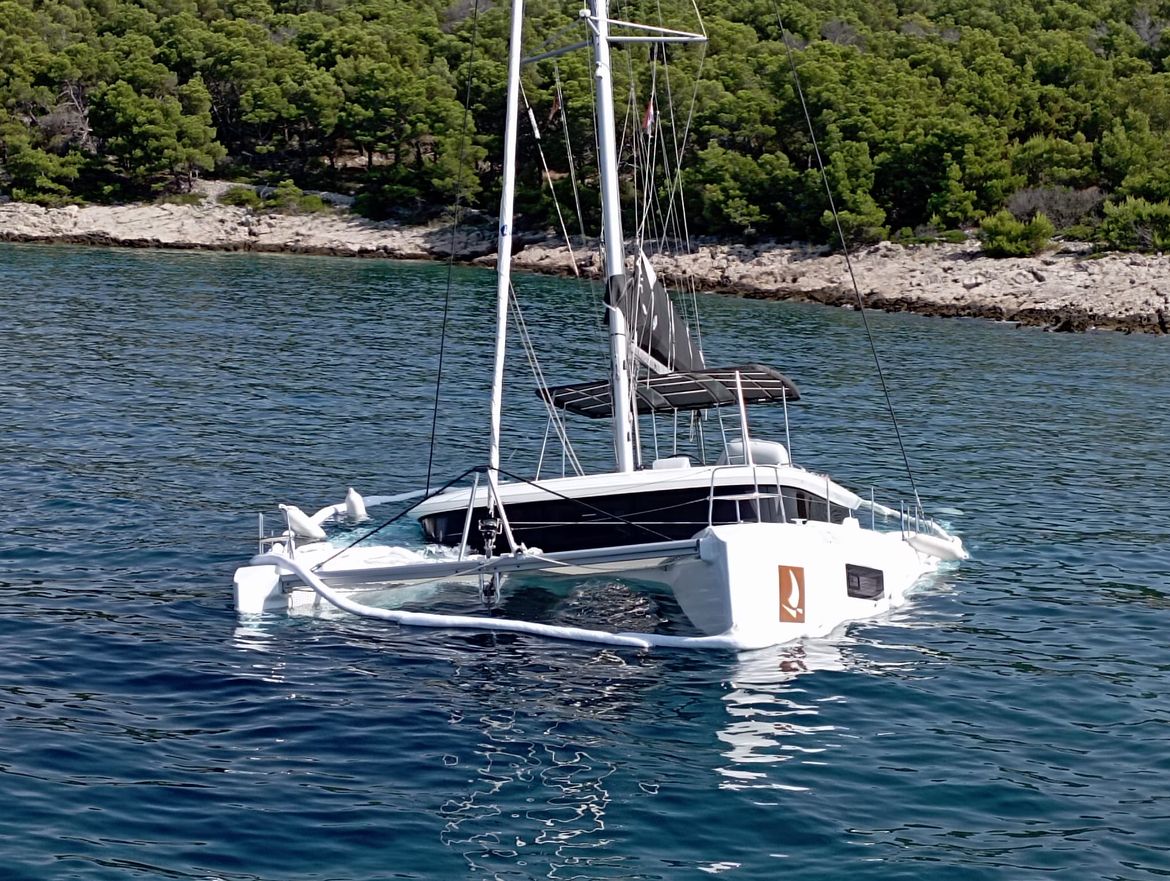 Katamaran djelomično potonuo kod Brača