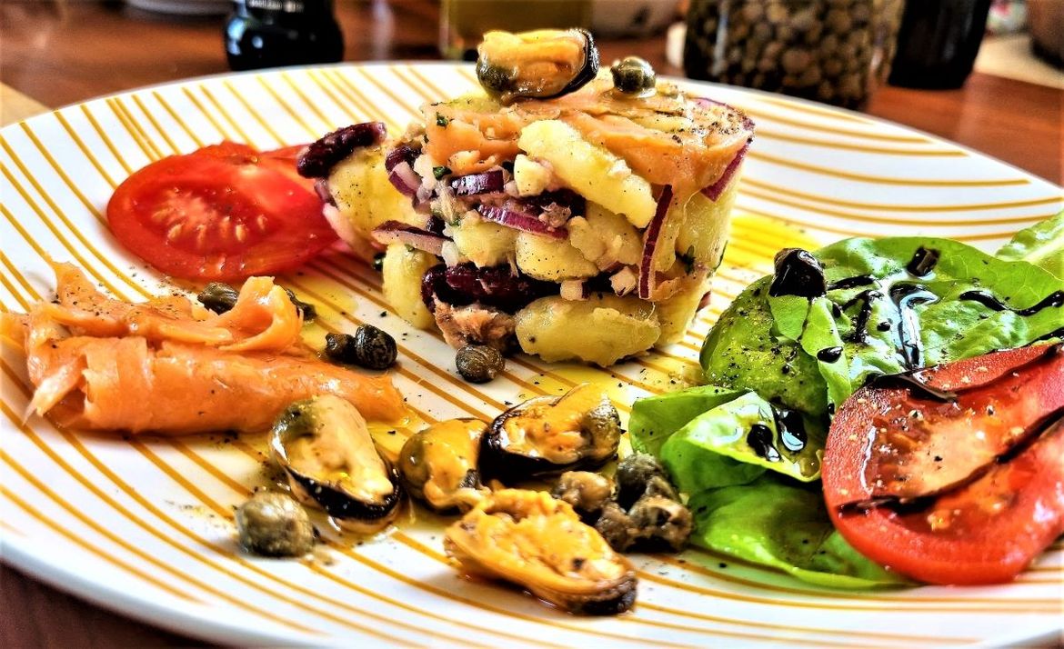 ŽELINA KUŽINA Salata od dimljenih dagnji, lososa i tune