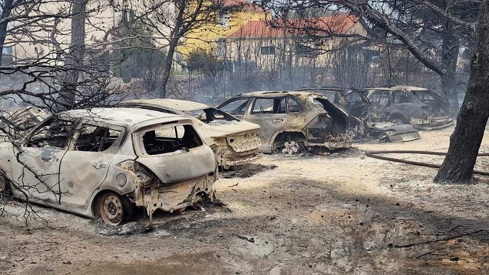 UŽAS KOD GREBAŠTICE Gore kuće, požar gasi sedam zrakoplova i stotine ljudi!