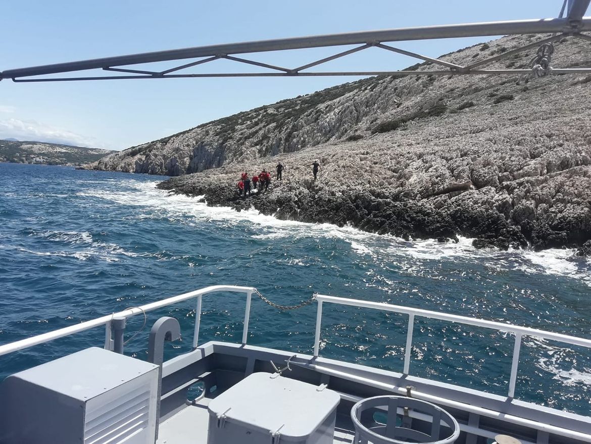 PLIVALI SEDAM SATI I PILI VLASTITI URIN Vodootporan mobitel spasio život četvorici Nijemaca u havariji kod Paga