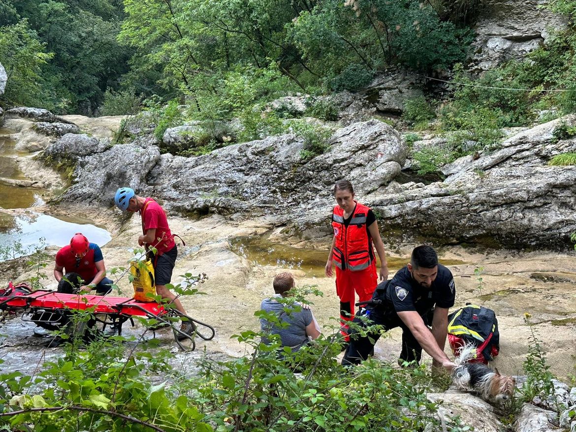 HGSS u iznimno teškoj akciji satima izvlačio turistkinju iz kanjona u Istri