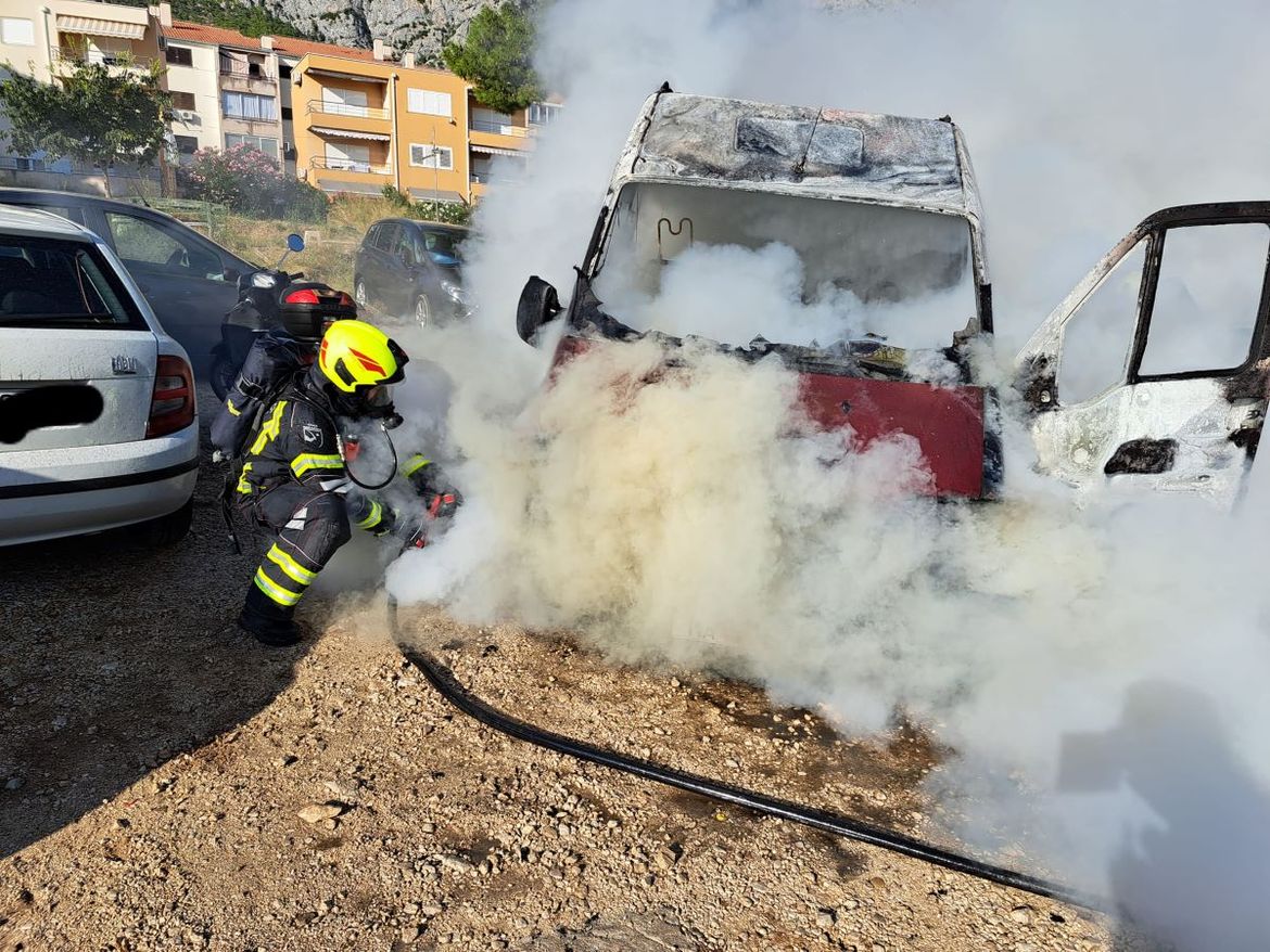U Makarskoj planula tri automobila, motocikl i kombi vozilo!