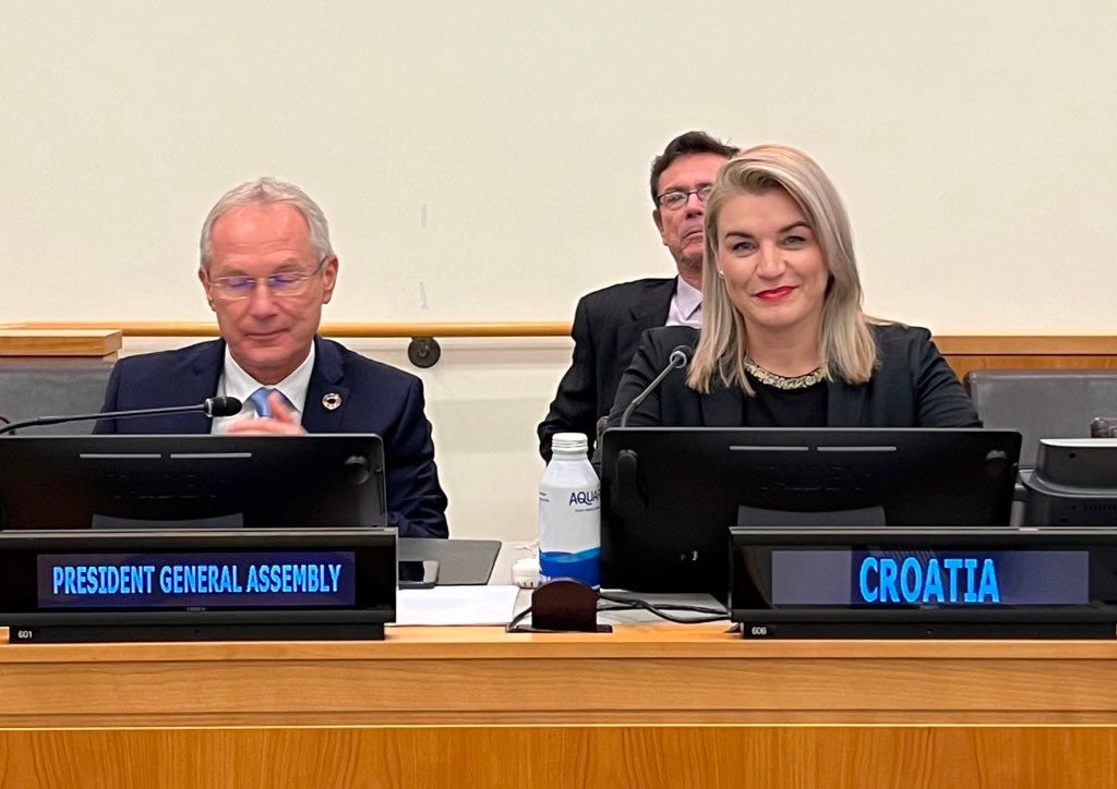 Brnjac po raznim skupovima predstavlja novi Zakon o turizmu koji kasni s procedurom ulaska u javnu raspravu