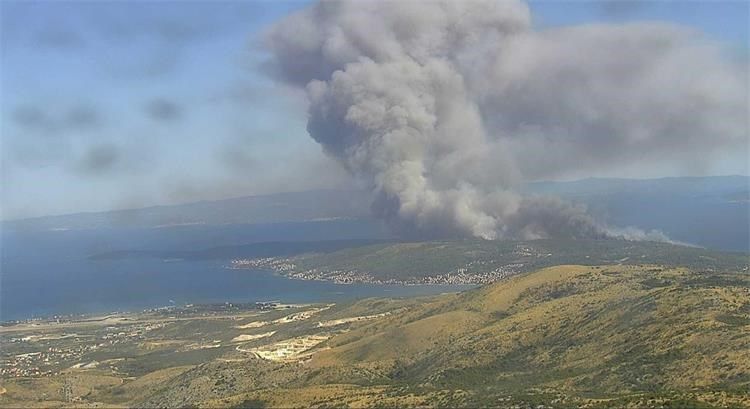 Na Čiovu izgorjelo 450 hektara - Stigli kanaderi, još djelomično gori