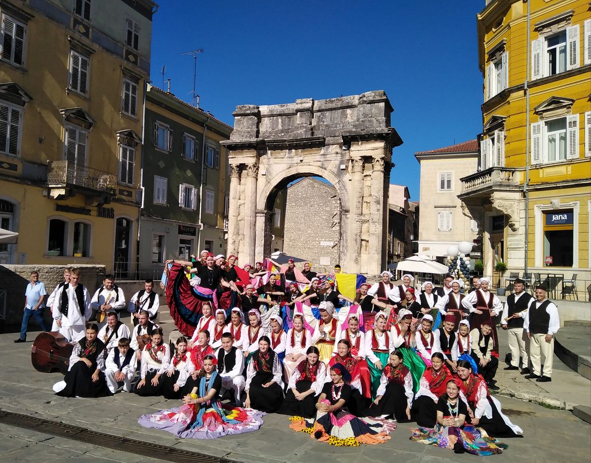 Pulsku Portaratu preplavilo bogatstvo narodnih nošnji