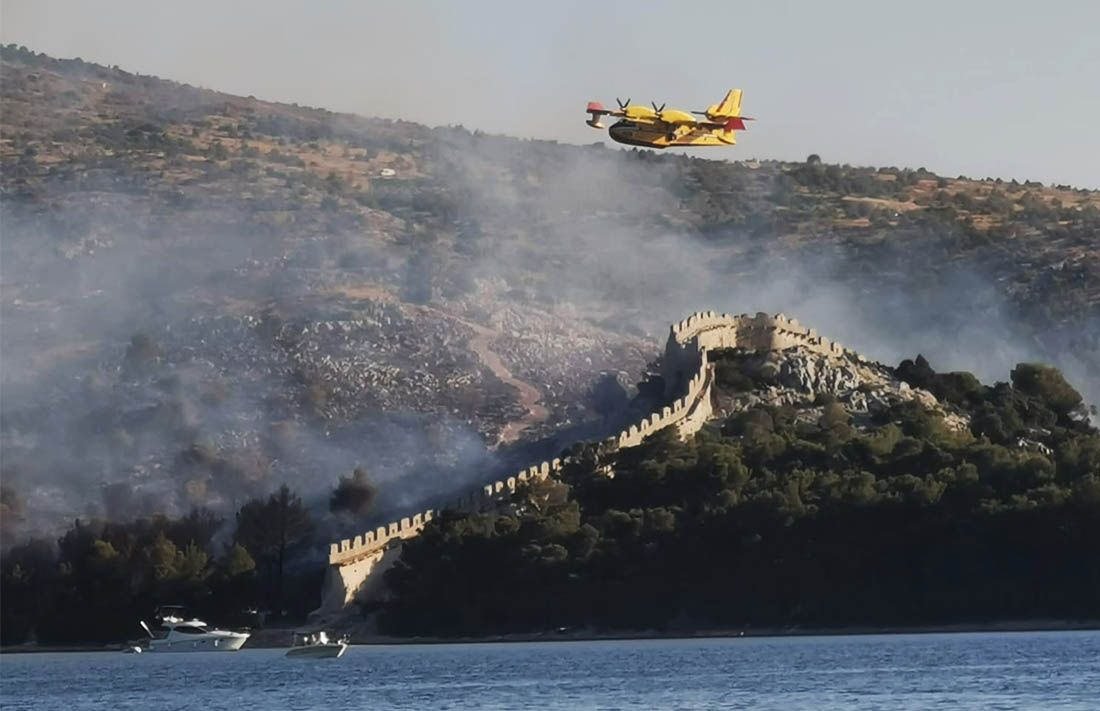 Pet protupožarnih aviona gasi požar u Grebaštici kod Šibenika - zatvorena Jadranska magistrala!