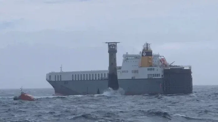 Teretni brod ostao bez pogona i nasukao se na svjetionik
