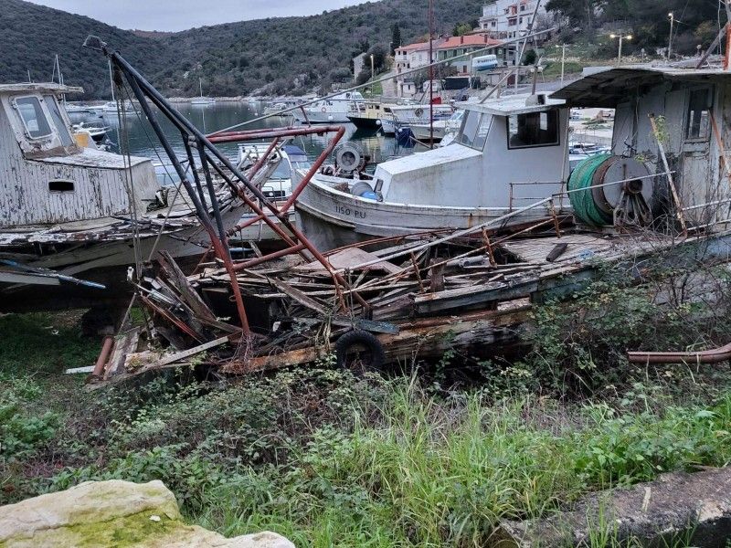 Načelnik Marčane: “Olupine starih brodica u Krničkom portu uklonit će se krajem rujna”